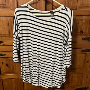 Super cute lightweight striped 3/4 top by BKE red